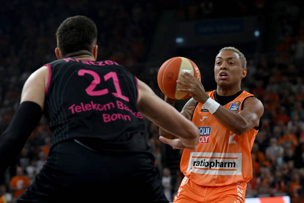 了中场优势 了中场优势